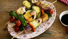 Brochetas de halibut y vegetales