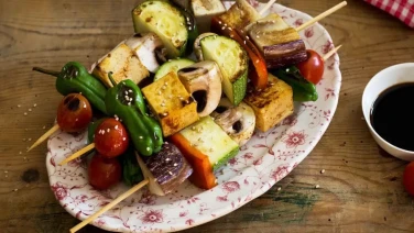 Brochetas de halibut y vegetales