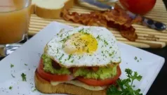 Receta: Tazón para el desayuno con camote, espinaca y aguacate