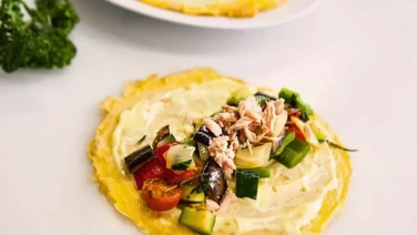 Tortilla de clara de huevo con verduras y hierbas