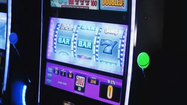 ¿Cómo ganar dinero jugando tragamonedas en línea?