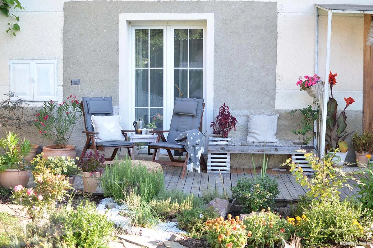 Incluye sillas, mesas y carpas plegables en tu jardín o terraza