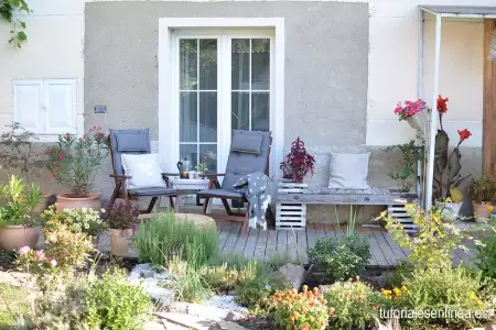 Incluye sillas, mesas y carpas plegables en tu jardín o terraza
